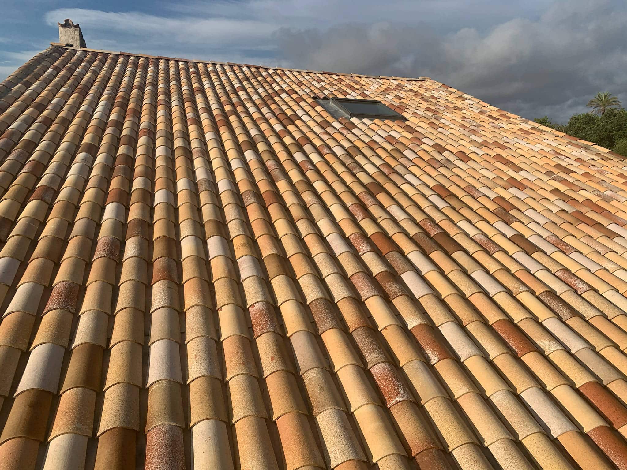 Vue sur une toiture avec Velux dans le var à Fréjus avec l'Atelier du toit