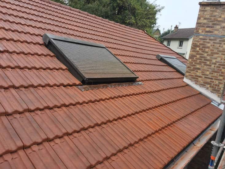 Vue sur des volets roulants posés sur un velux dans le var 83