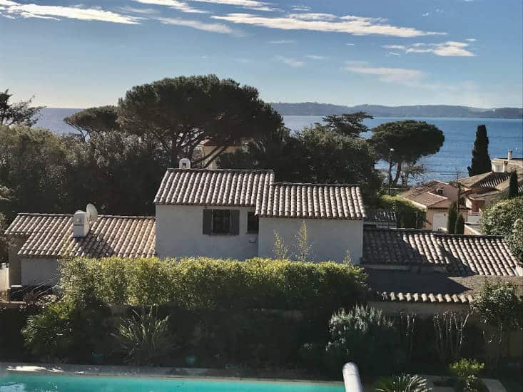 Technicien de L'Atelier du Toit en train de démousser une toiture en tuiles dans le Var (83).