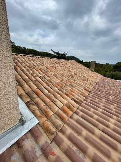 Nettoyage des tuiles canal dans le Var (83)