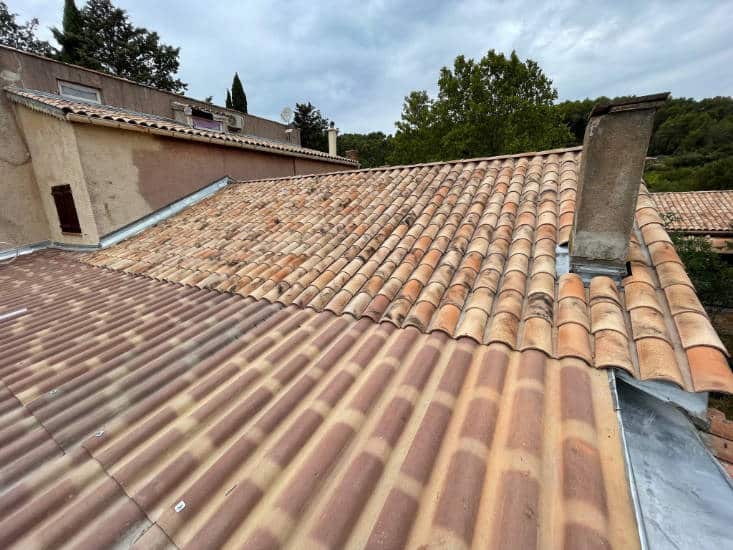 Avant/Après : Nettoyage haute pression d'une toiture envahie par les mousses et lichens, réalisé par L'Atelier du Toit.