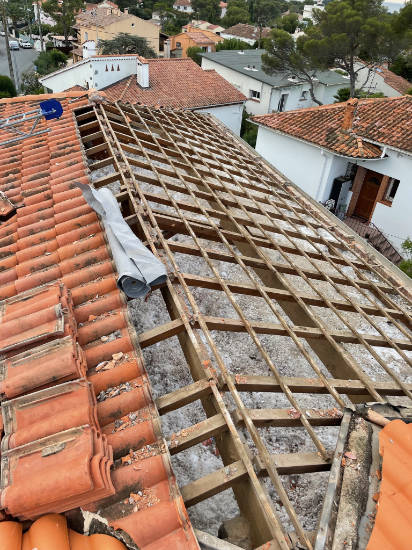 Gros plan sur une toiture en cours de rénovation à Fréjus dans le Var