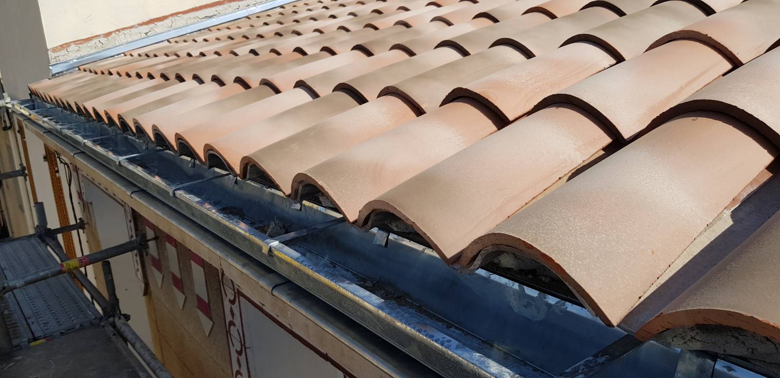 Gros plan sur toiture en tuile canal dans le var 83