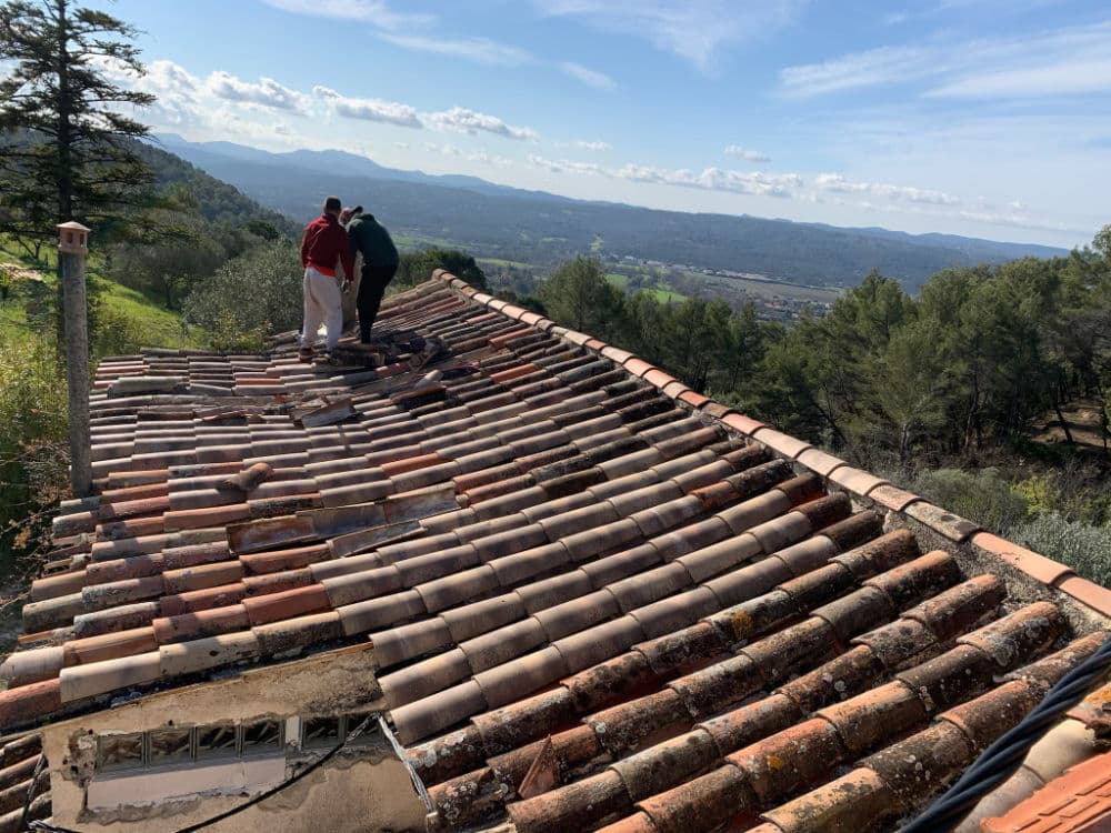 M. Blond et soné quipe de l'Ateleir du toit à Fréjus  rénovation de toiture